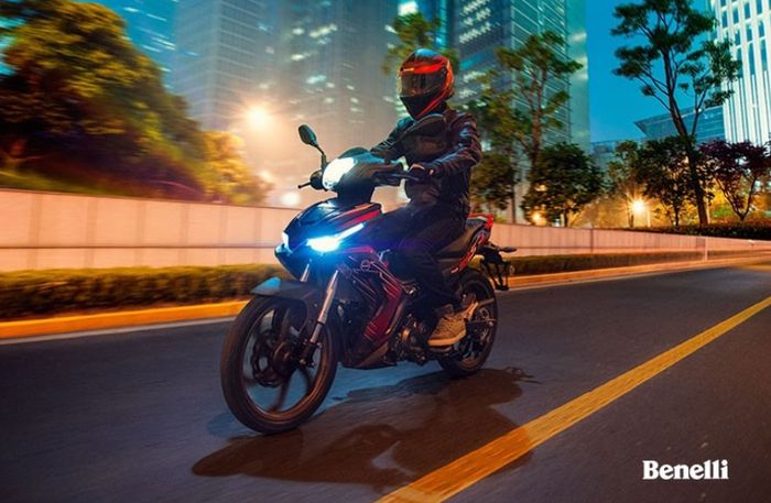 Desainnya juga tampak head to head dengan MX King dan Supra GTR. Sepatbor depan ala motor sport, serta dengan monosok di belakang