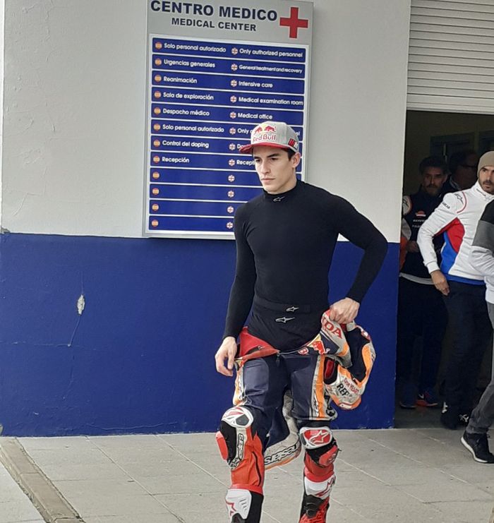 Marc Marquez usai menjalani pemeriksaan di Pusat Medis setelah jatuh di tikungan terakhir saat tes Jerez
