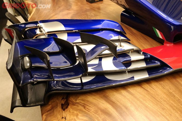 Bentuk spoiler di sayap depan mobil F1 Toro Rosso STR12 yang ada di rumah Sean Gelael