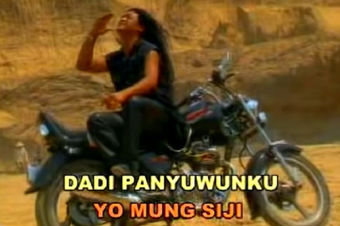 Didi Kempot di atas Yamaha Virago pada salah satu adegan di videoklip Sewu Kuto