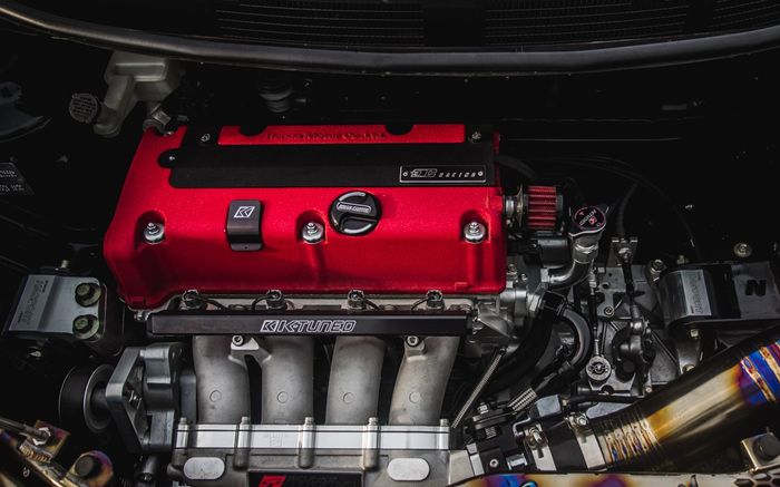 Mesin legendaris K24 Honda dibenamkan ke engine bay Nissan March