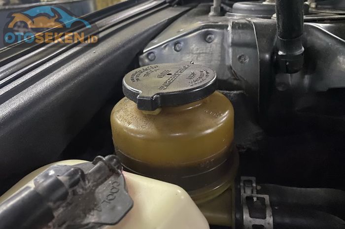Cara mengecek oli power steering bocor