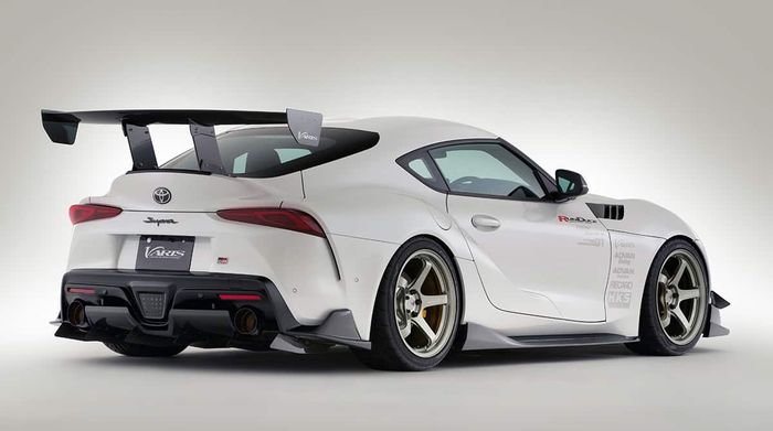 Tampilan belakang Toyota Supra A90 hasil garapan bengkel Jepang, Varis