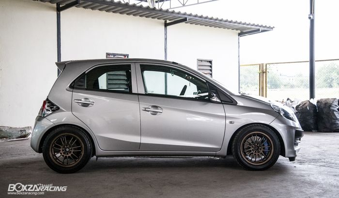Modifikasi Honda Brio lawas pakai pelek Volk Racing RE30 ukuran 15 inci