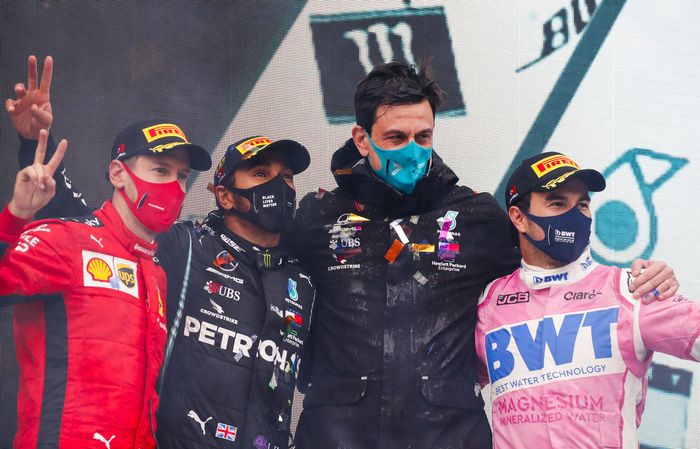 Sergio Perez (kanan) naik podium kedua di F1 Turki 2020