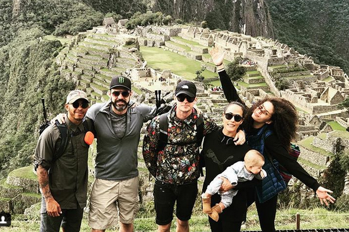 Lewis Hamilton (kiri) bersama teman-temannya befoto dengan latar belakang situs purbakala Machu Picchu, Peru