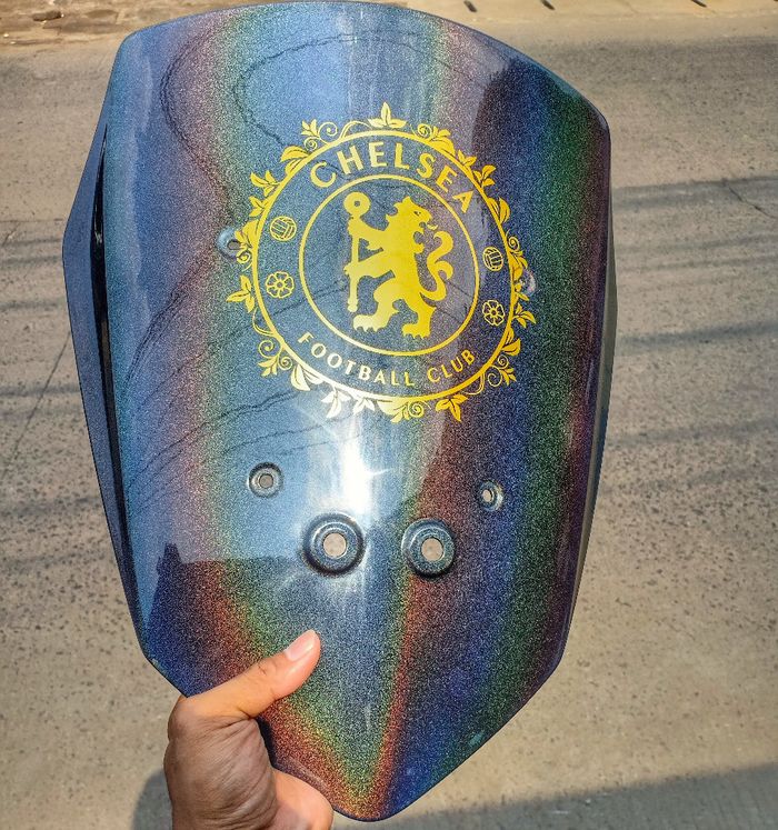 Kalau bosan dengan warna windshield yang itu-itu aja, bisa diberi efek hologram agar lebih kece