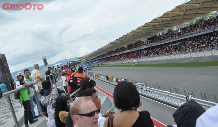 GridOto.com menyaksikan start MotoGP Malaysia 2011 dari atas paddock dan hospitality sirkuit Sepang