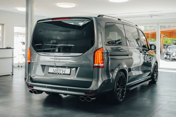 Modifikasi Mercedes-Benz V-Class dengan double muffler di bumper belakang