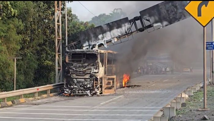 Sebuah bus Damri dengan nomor polisi B 7924 TGA mengalami kebakaran hebat di kanalisasi arah Cikampek.