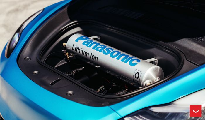 Cover tangki kompresor yang dimodif menyupai baterai bermerek Panasonic