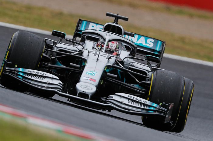 Setelah menjalani sesi latihan F1 Jepang hari Jumat, Lewis Hamilton meninggalkan sirkuit Suzuka menuju Tokyo