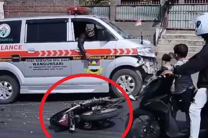 Ambulans bawa pasien rujukan tabrak Suzuki Satria F150 di Batujajar Timur, Batujajar, Kabupaten Bandung Barat
