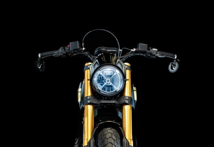 Wajahnya sedikit berubah berkat shroud headlamp kustom dan lampu sein mungil