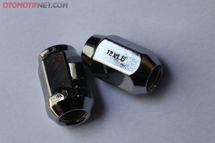 Mur roda mobil (lug nut)