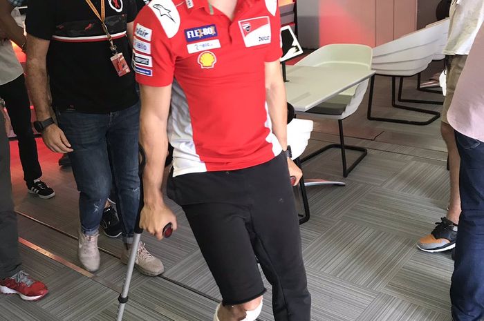 Jorge Lorenzo cedera jari kaki kanan akibat jatuh tak lama setelah start di MotoGP Aragon