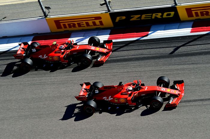 Sebastian Vettel mendahului Charles Leclerc ketika start di F1 Rusia