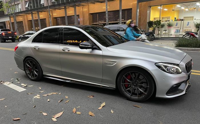 Modifikasi Mercedes-AMG C63 S Edition 1 pasang pelek Y-Spoke Vorsteiner