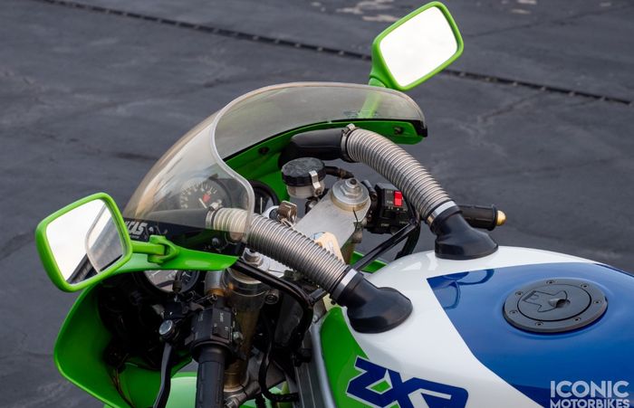 Dua selang intake menembus bagian tangki