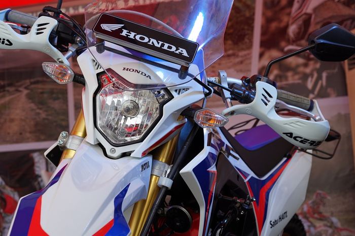 Honda CRF150L yang didisplay di booth Hondasaat acara MXGP di Pangkal Pinang