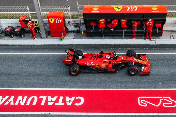 Tim Ferrari menunjukkan kekuatannya di trek lurus pada tes pramusim F1 2019 di sirkuit Catalunya