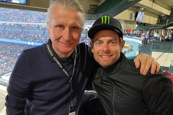 Paolo Ciabatti (kiri) bersama Cal Crutchlow di California (4/1)