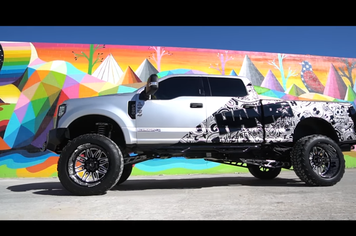 Pikap Ford F-150 dengan hiasan ukiran