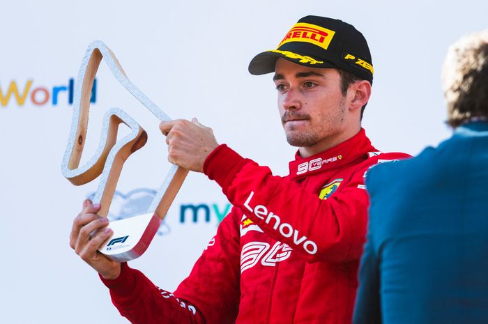 Di atas podium Charles Leclerc tampak lesu setelah dikalahkan Max Verstappen lewat bentrokan di F1 Austria