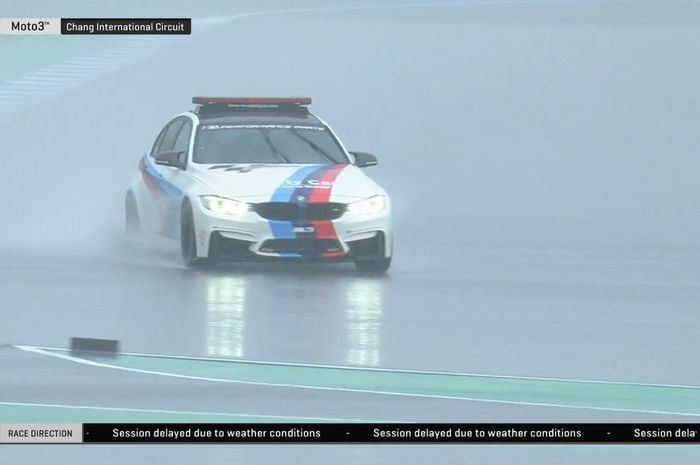 Safety car MotoGP Thailand memantau kondisi lintasan saat hujan mengguyur sirkuit Chang, Sabtu pagi