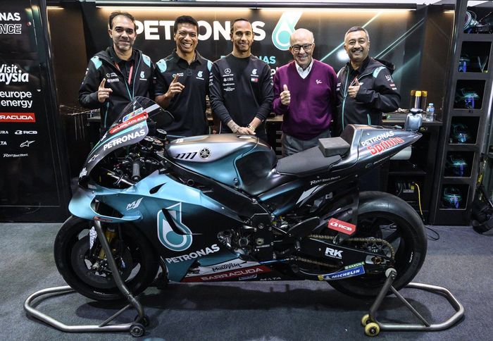 Lewis Hamilton bersama para petinggi Petronas Yamaha SRT dan CEO Dorna, Carmelo Ezpeleta di MotoGP Qatar