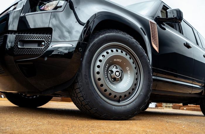 Modifikasi Land Rover Defender 110 ditopang pelek kaleng Rock Dust 20 inci