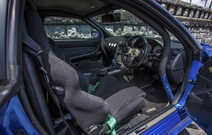 Kabin depan Nissan GT-R R34 diisi sepasang jok lansiran Recaro