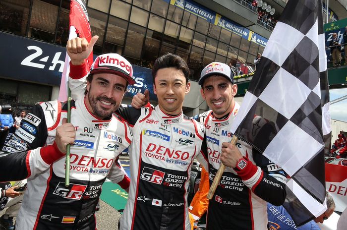 Pembalap tim Toyota Gazoo Racing bernomor 8: Fernando Alonso, Kazuki Nakajima dan Sebastien Buemi merayakan kemenangan balap Le Mans 24 Jam 2019