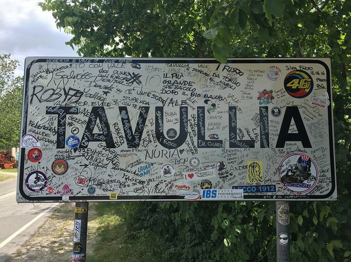 Para penggemqr yang berkunjung ke Tavullia, meninggalkan jejak berupa tanda tangan di tanda penunjuk kota ini