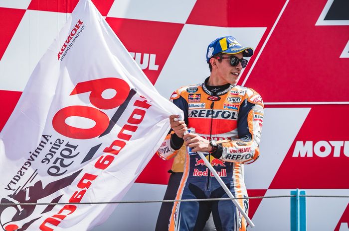 Marc Marquez bawa bendera peringatan 60 tahun Honda Racing di atas podium MotoGP Belanda 2019