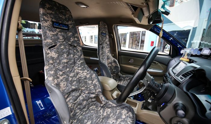 Tampilan kabin modifikasi Toyota Hilux bergaya racing