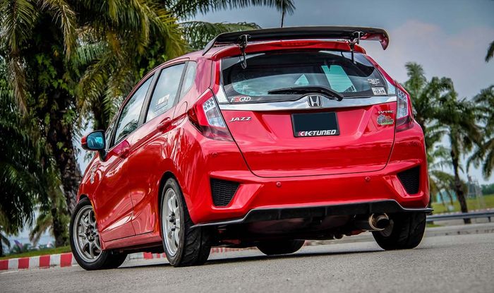 Tampilan belakang modifikasi Honda Jazz GK5 bergaya sporty