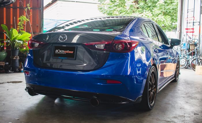 Buritan Mazda3 juga banyak disisipi serat karbon