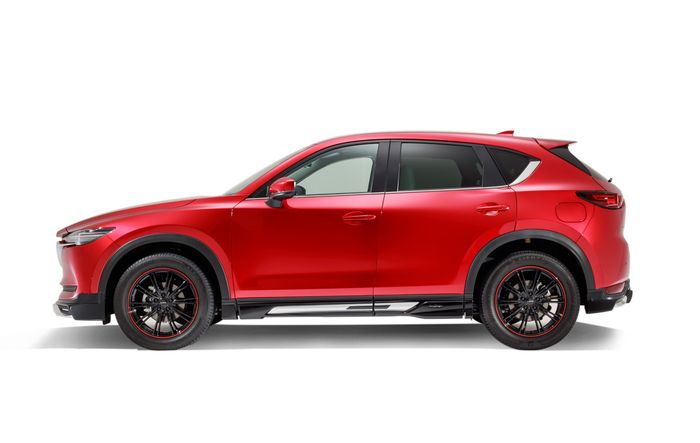 Modifikasi Mazda CX-5 ditopang pelek multi-spoke ukuran 19 inci warna hitam