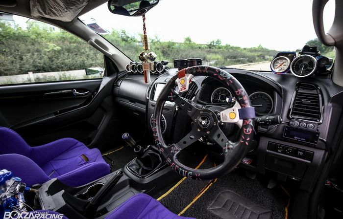 Tampilan kabin pikap Isuzu D-Max bergaya racing