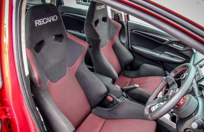 Bagian interior ganti jok Recaro SR6 dan setir Personal