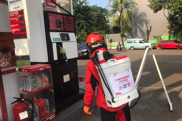 Penyemprotan disenfektan di SPBU  Pertamina Jl. Kemanggisan, Kebon Jeruk, Jakarta Barat.
