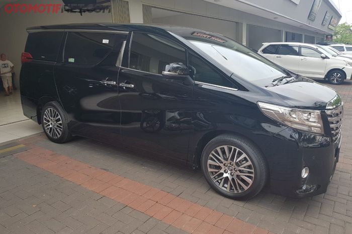 Tampak samping Toyota Alphard X 2017