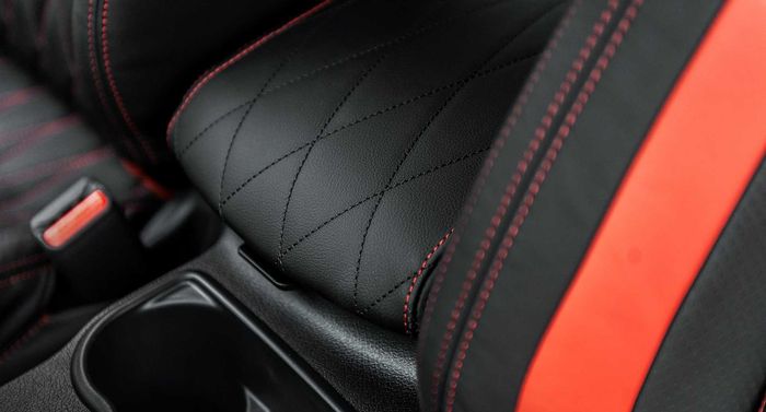 Lapisan itu menutupi sandaran tangan tengah