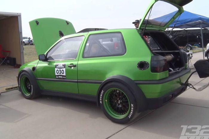 Modifikasi VW Golf dengan dua mesin