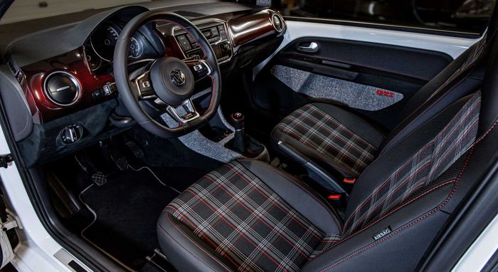 Tampilan kabin VW Golf GTI bernuansa retro