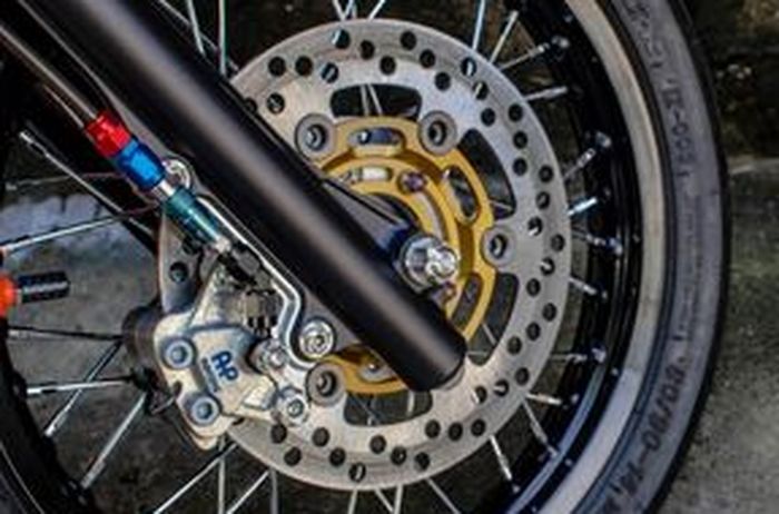 Cakram Brembo dikombinasi kaliper AP Racing