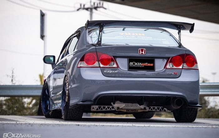 Tampilan belakang modifikasi Honda Civic FD dengan tampilan sporti