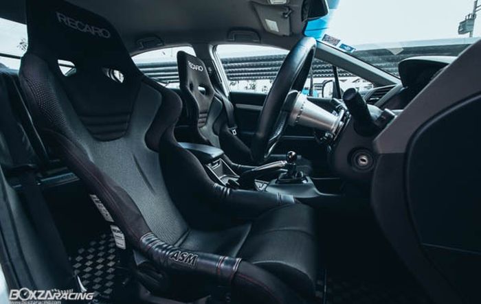 Tampilan kabin modifikasi Honda Civic bergaya racing