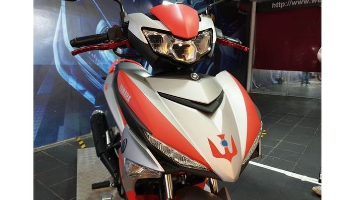 amaha Y15ZR. Lambang Ultraman tersemat di bodi depan